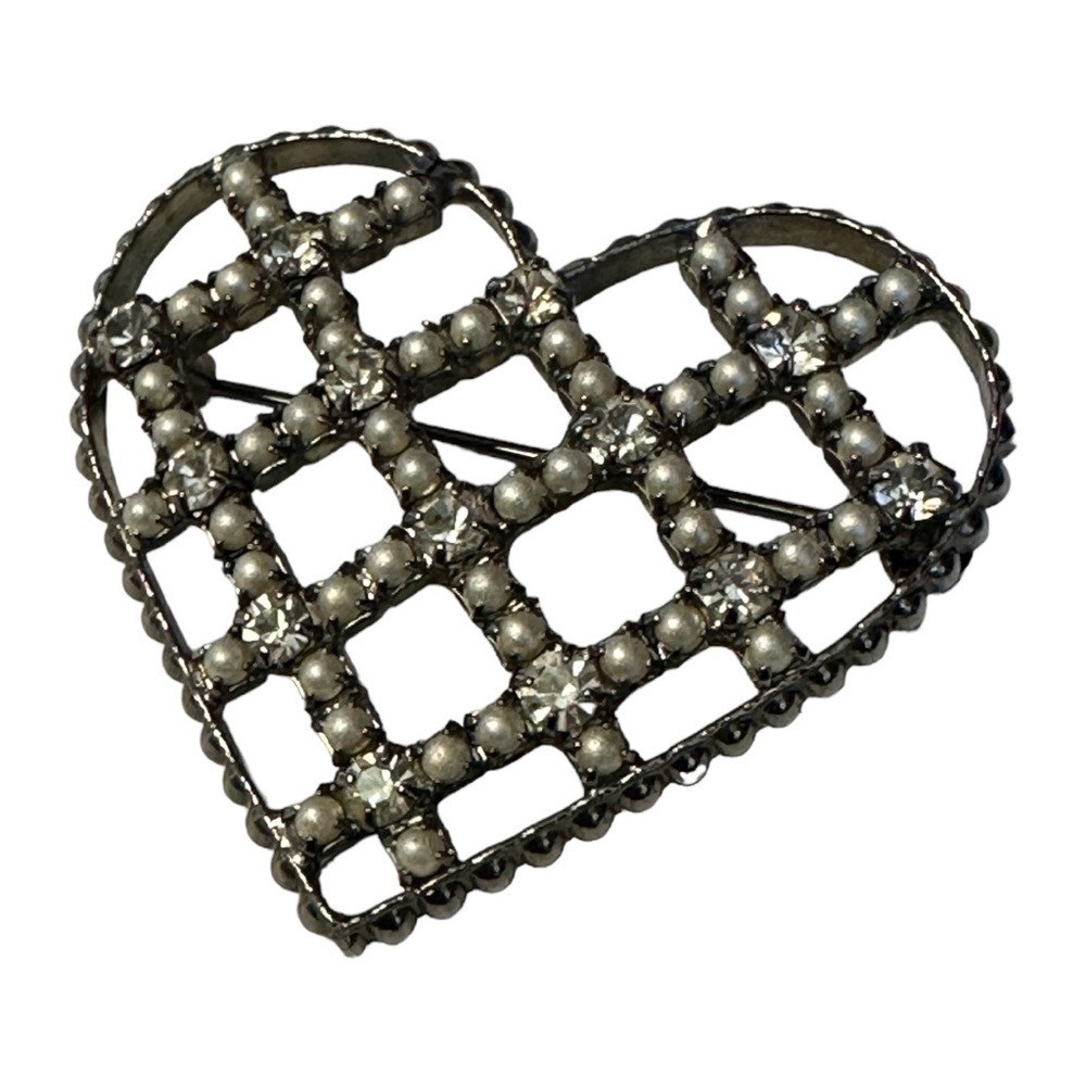 🌺 Boutique Heart Shaped Silver Tone Pearl Crystal Check Brooch